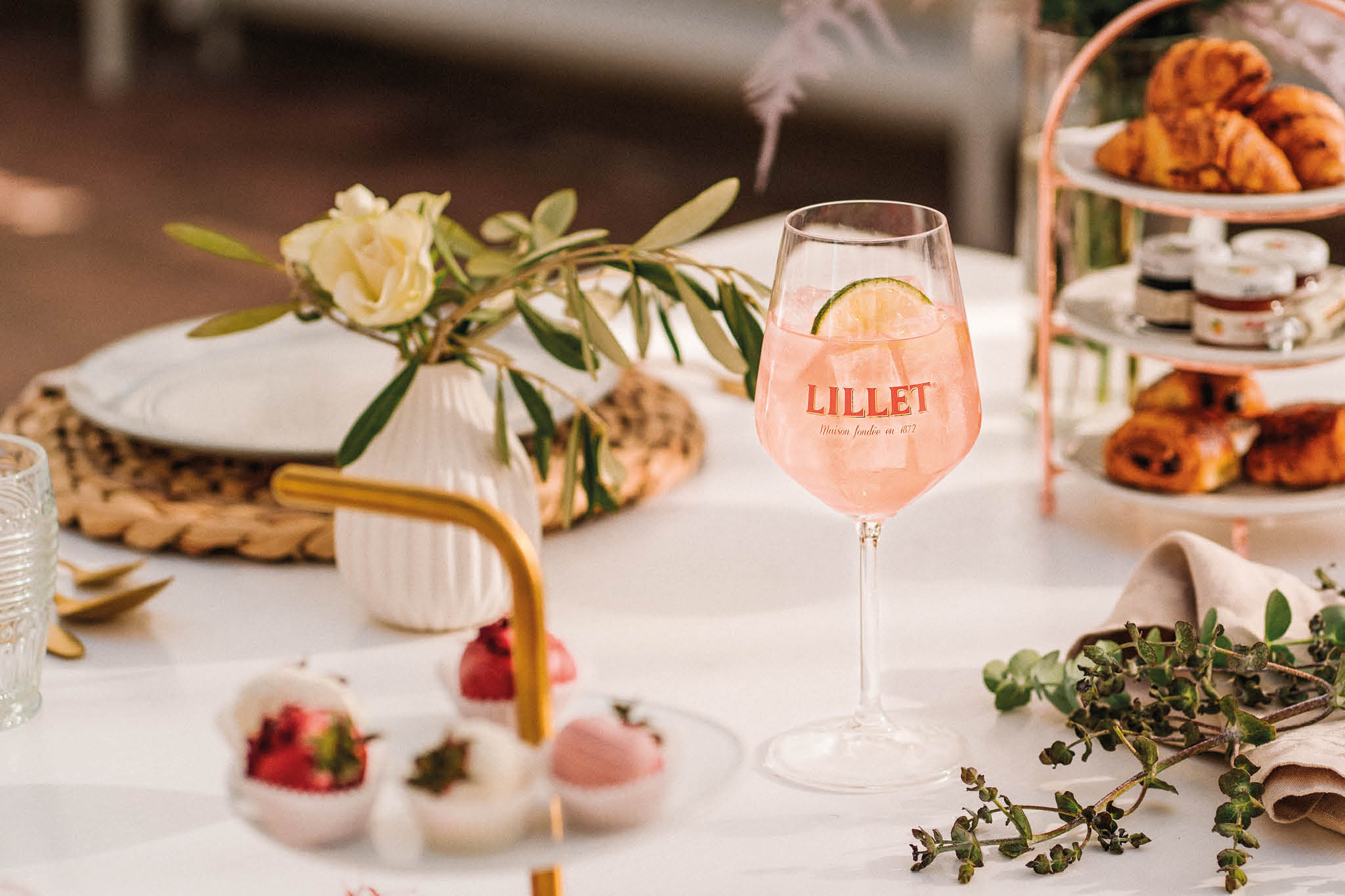 Lillet Jolie Bild auf Tisch