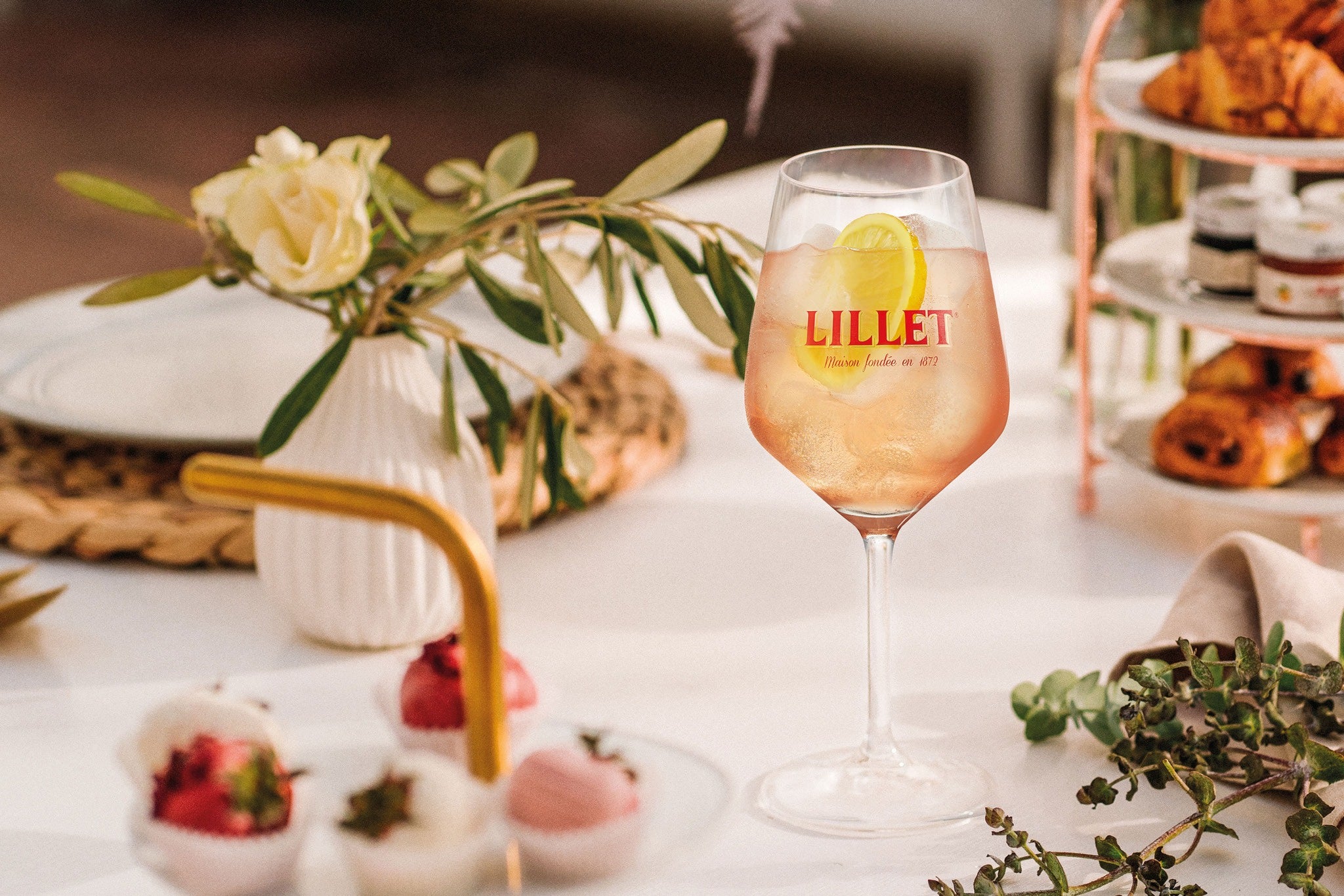 Abbildung Lillet Rosé Chic Cocktail Mädelsabend
